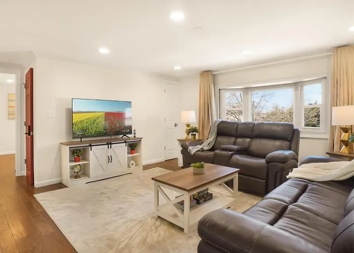The Mod Pad! 15 Min From Airport, Free Parking!