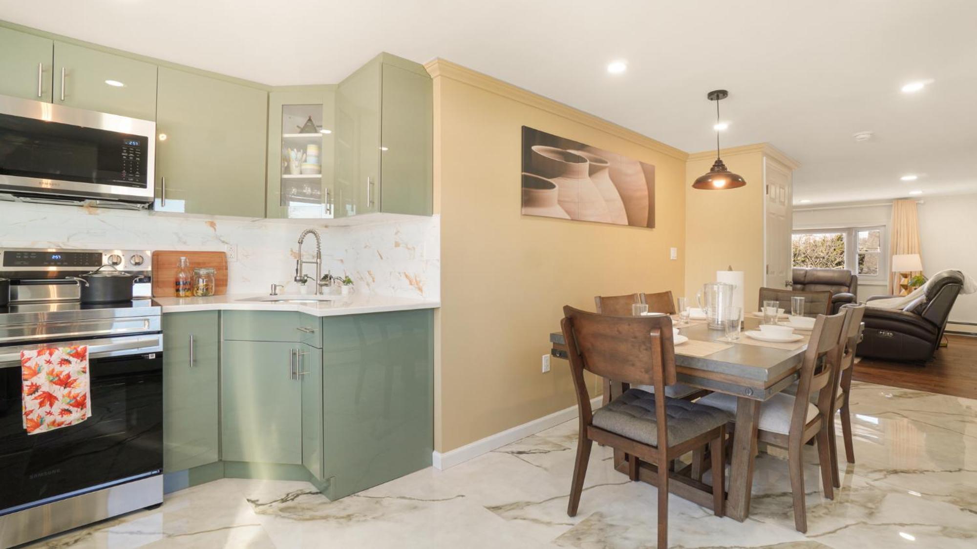 The Mod Pad! 15 Min From Airport, Free Parking! * Valley Stream