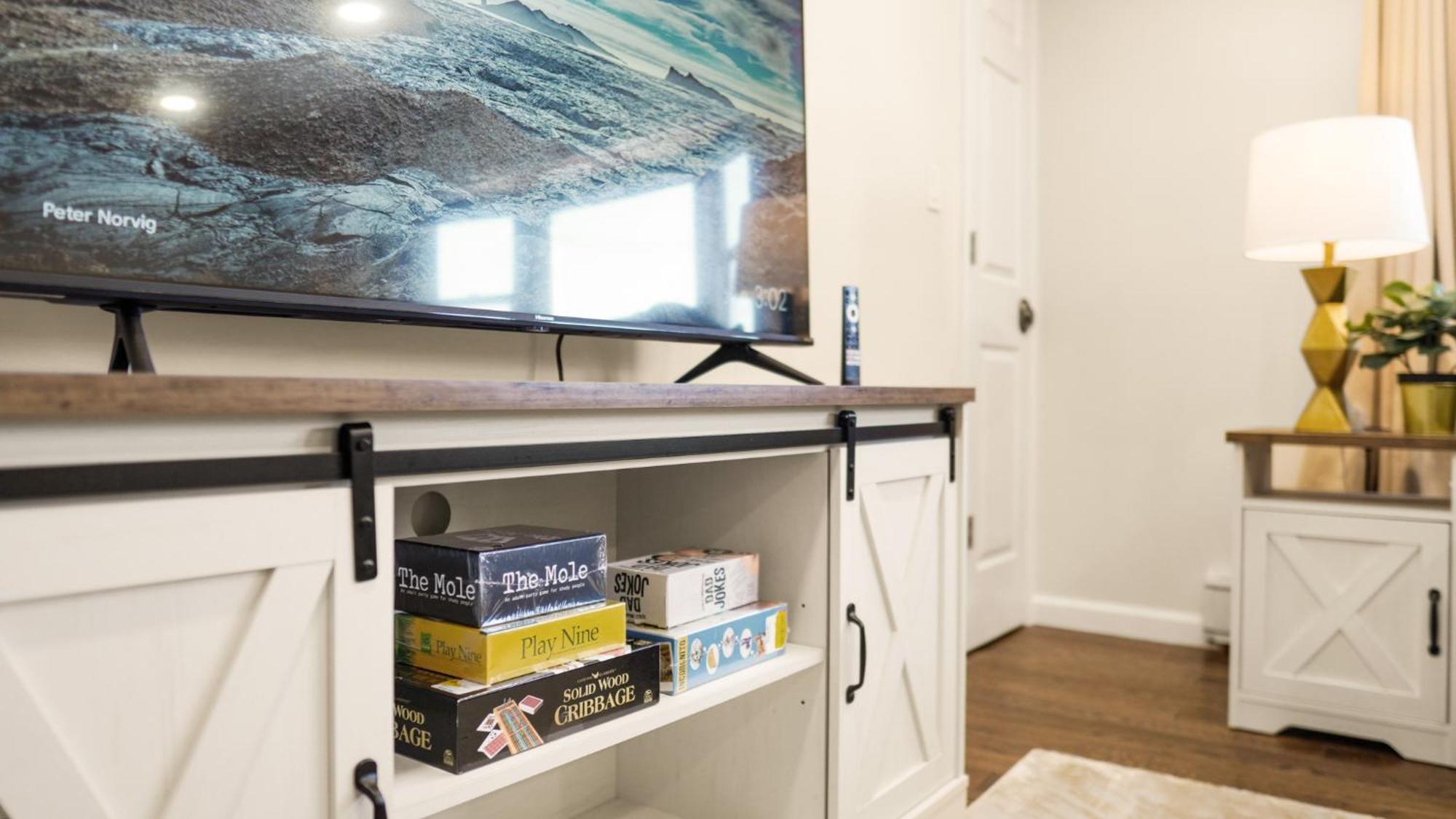 The Mod Pad! 15 Min From Airport, Free Parking! Apartment *