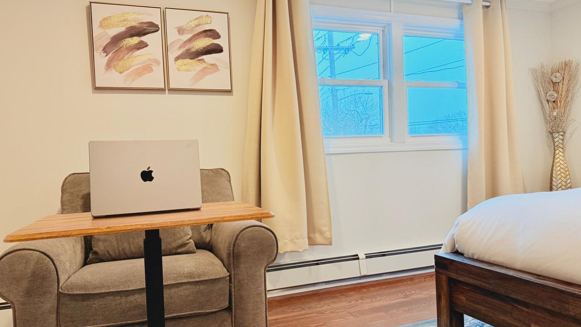 Apartment The Mod Pad! 15 Min From Airport, Free Parking! *