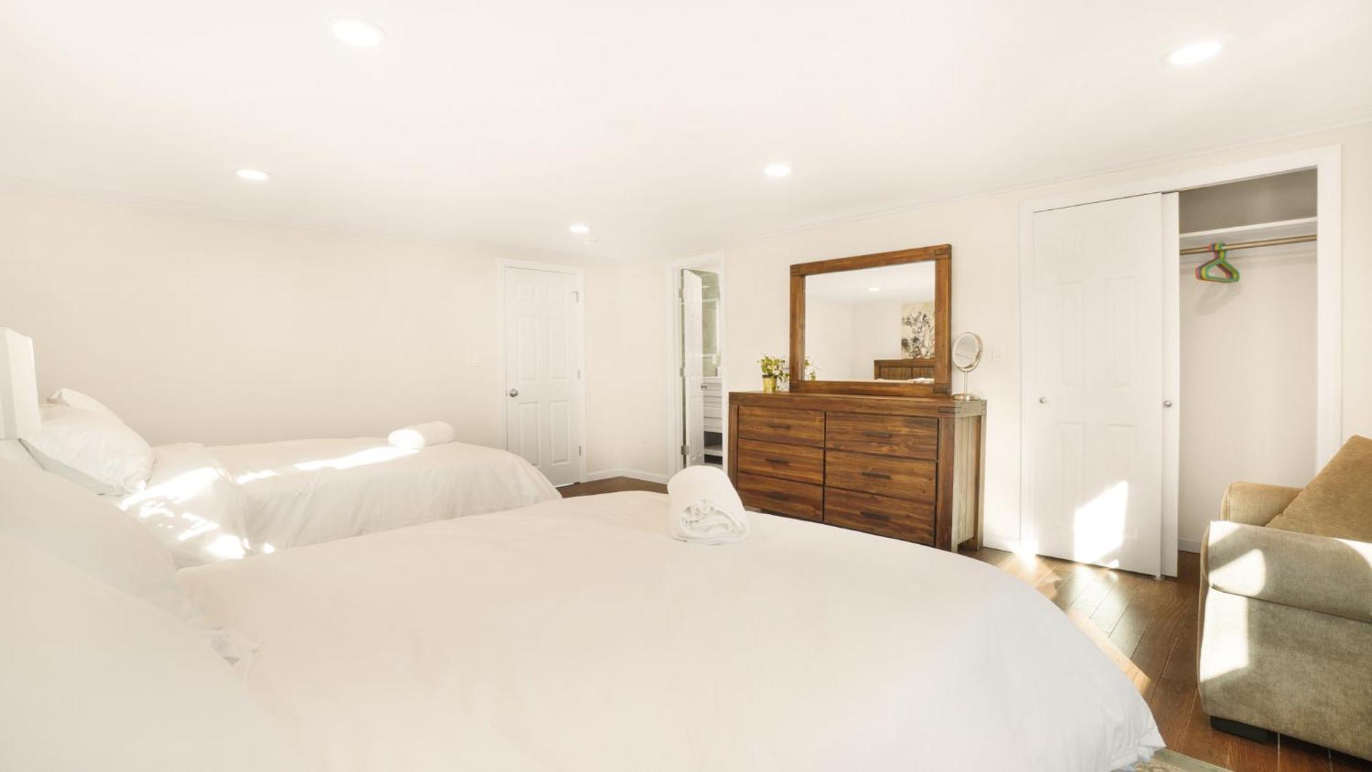 The Mod Pad! 15 Min From Airport, Free Parking! *