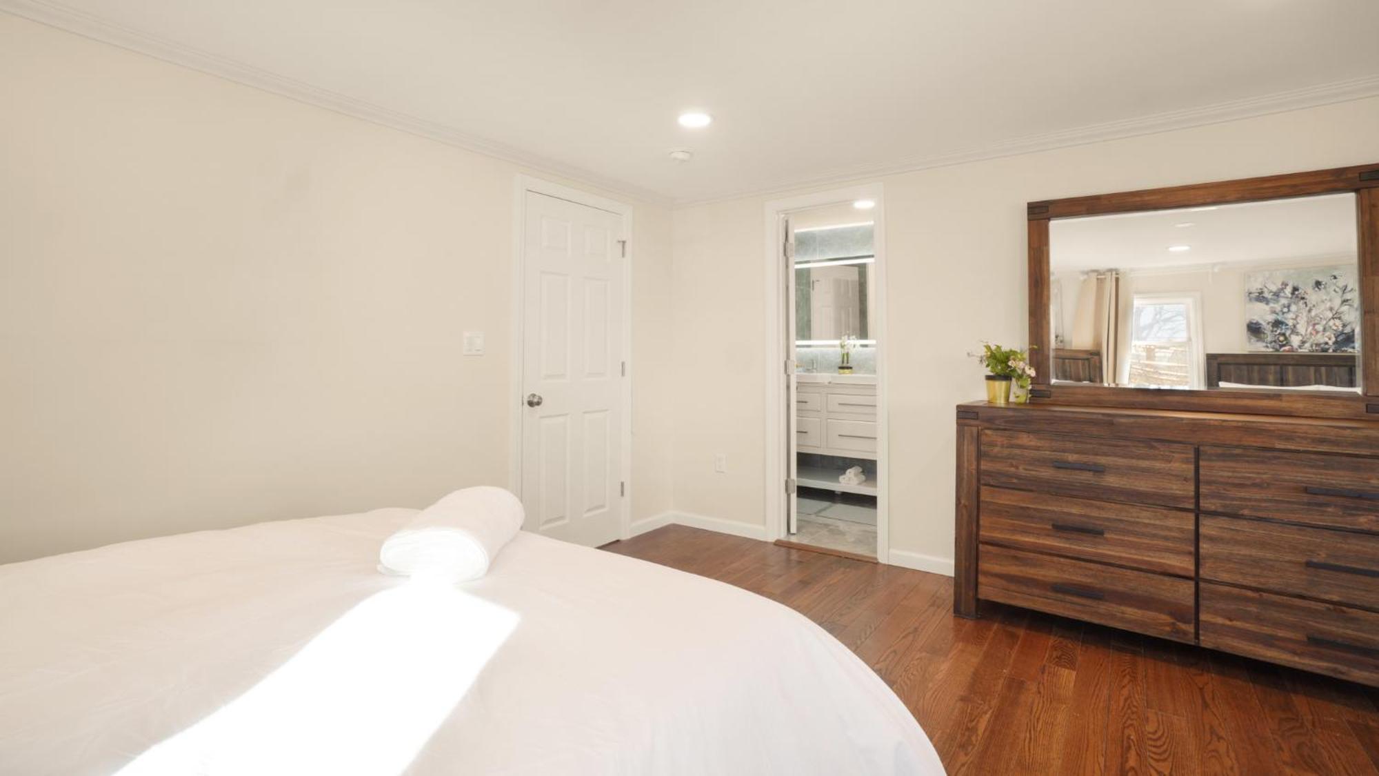 Apartment The Mod Pad! 15 Min From Airport, Free Parking! Valley Stream