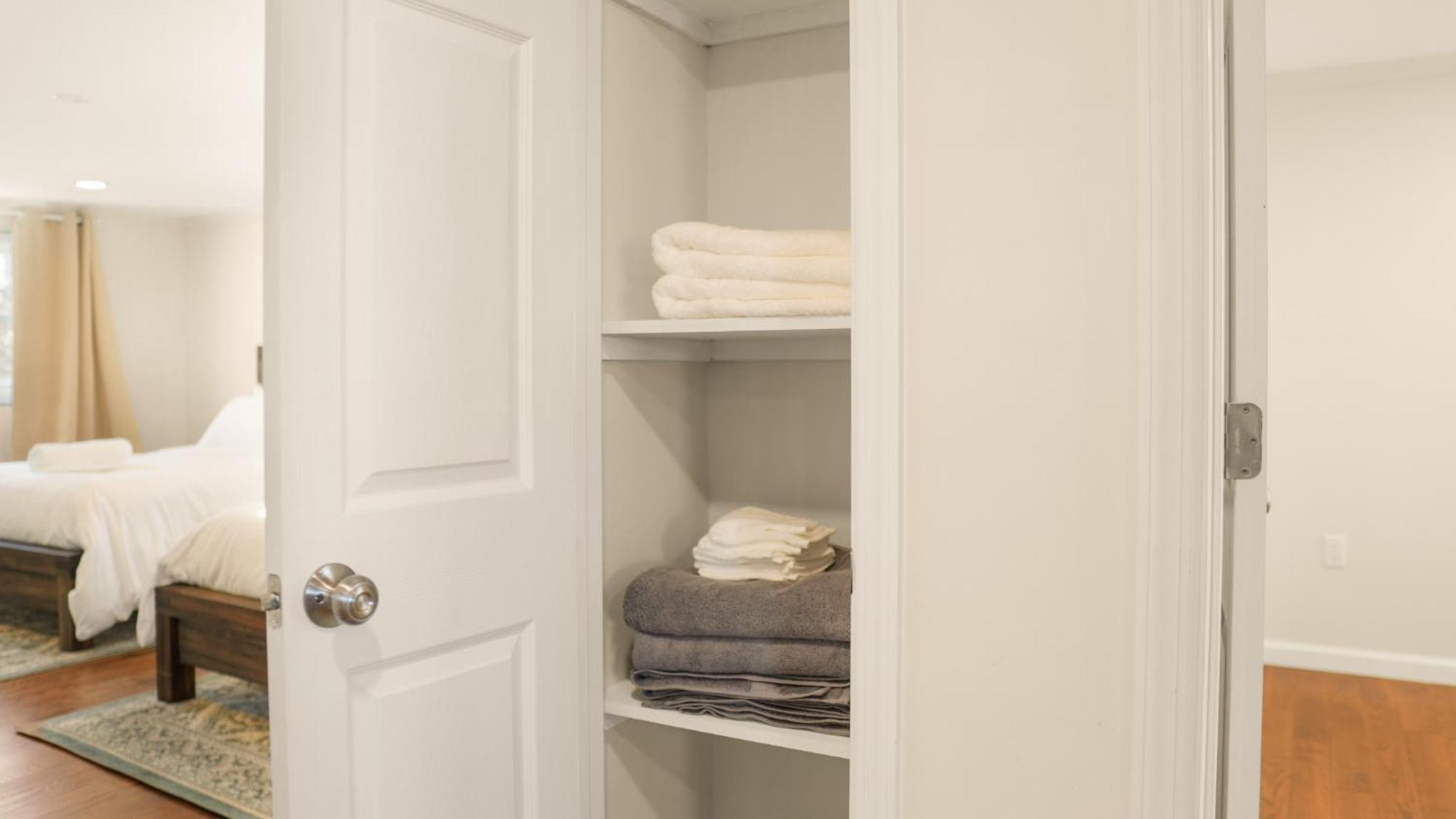 The Mod Pad! 15 Min From Airport, Free Parking! Apartment *