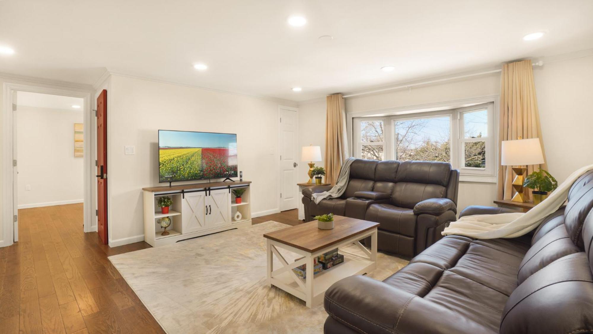 The Mod Pad! 15 Min From Airport, Free Parking! Valley Stream