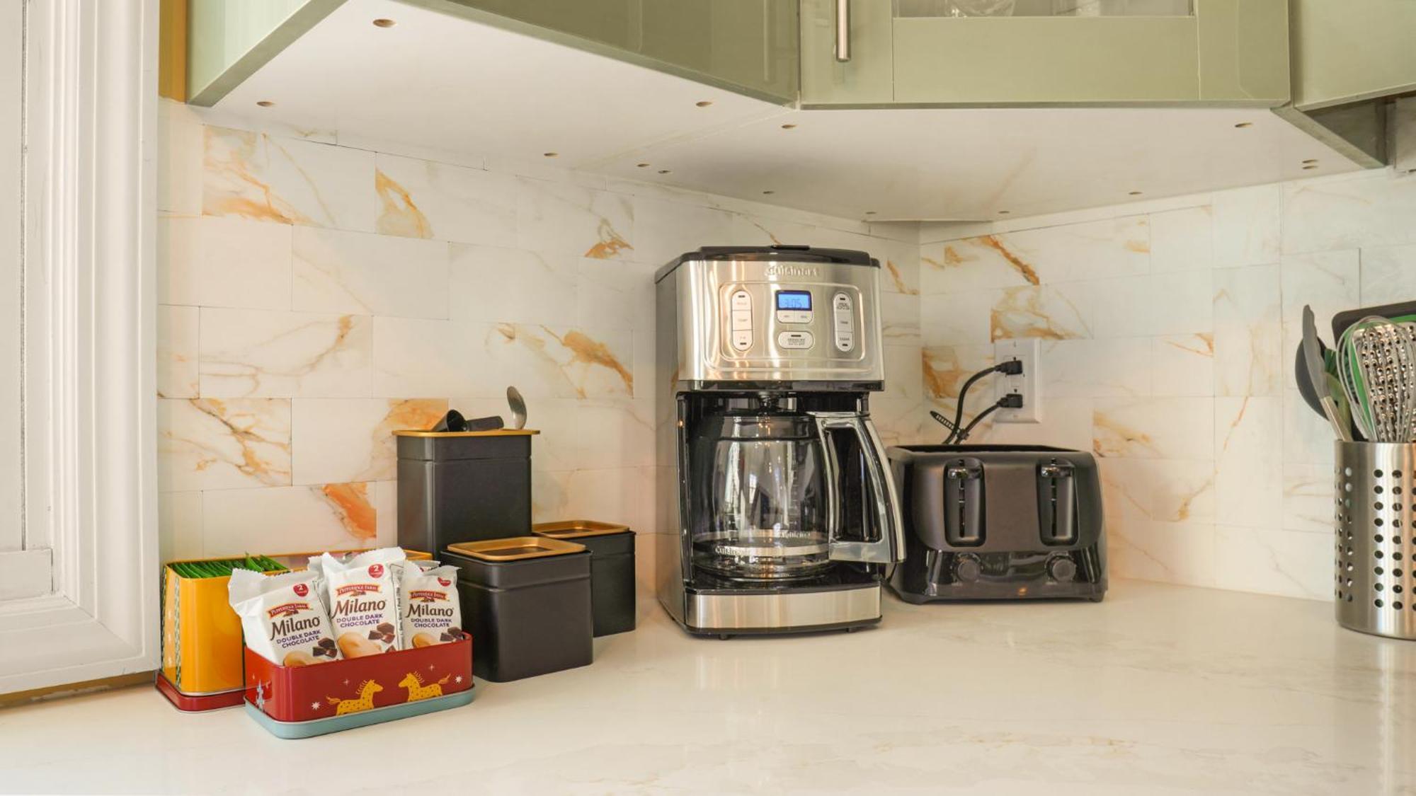 Apartment The Mod Pad! 15 Min From Airport, Free Parking! *