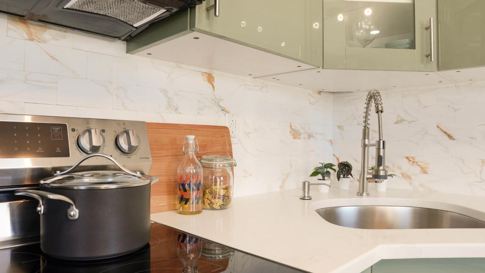 The Mod Pad! 15 Min From Airport, Free Parking! * Valley Stream