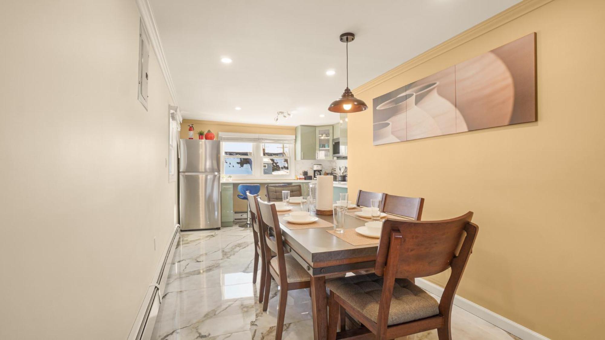 The Mod Pad! 15 Min From Airport, Free Parking! * Valley Stream